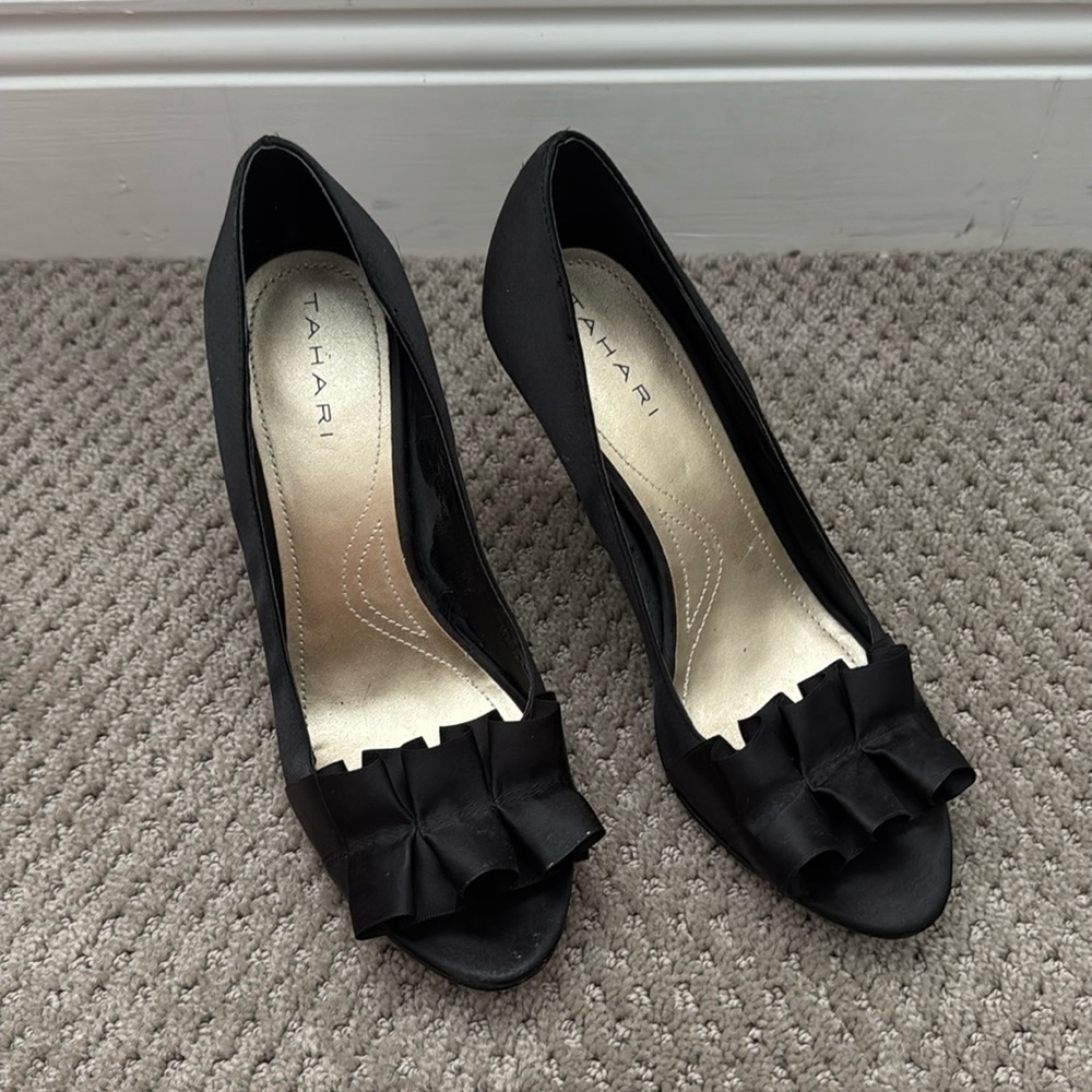 Tahari Women's Black Courts